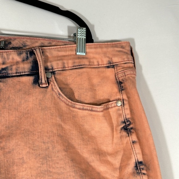 Torrid Mid Rise Midi Stretch Coral Acid Wash Denim Shorts - Picture 5 of 11